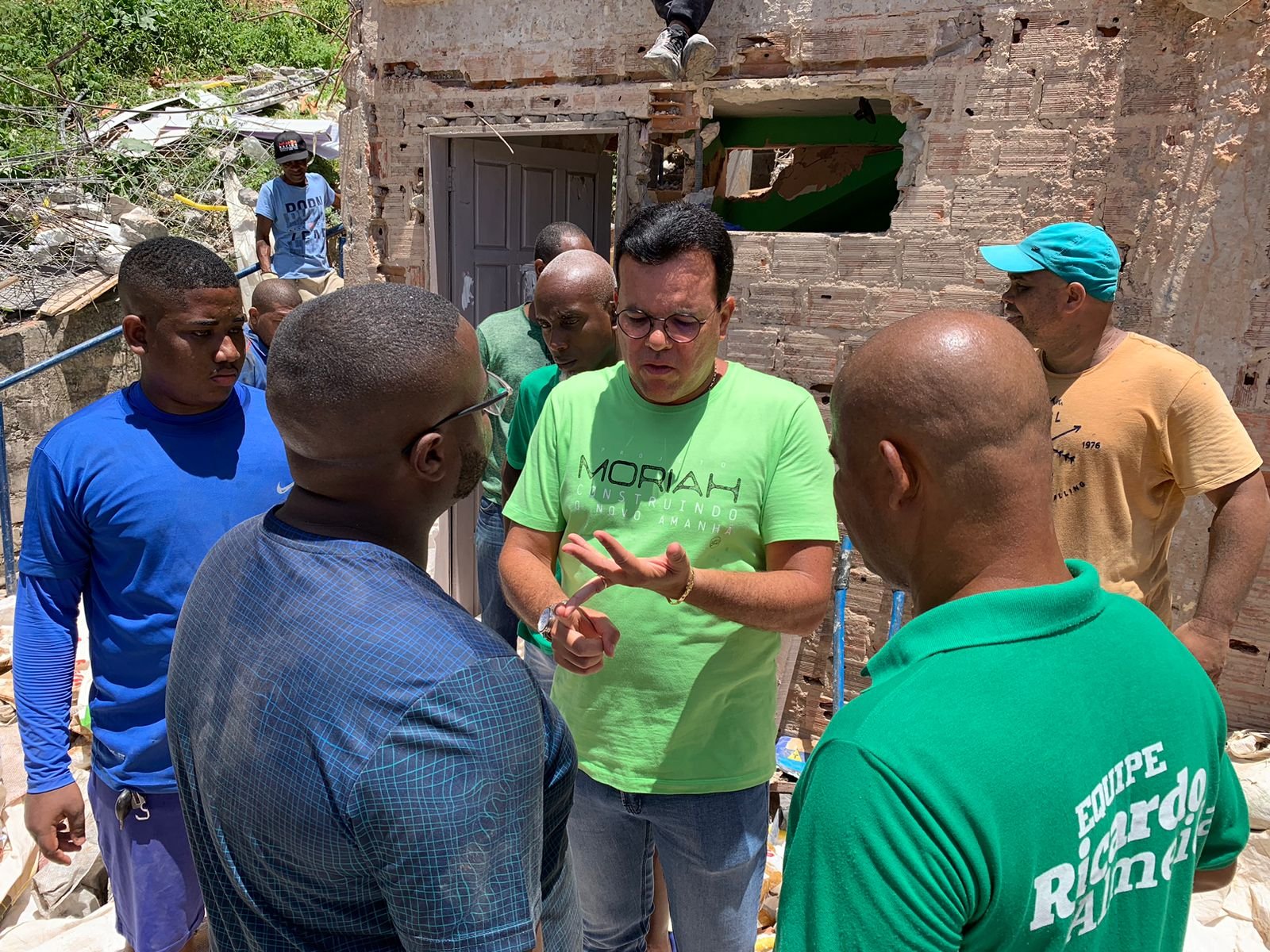 Vereador de Salvador presta solidariedade e apoio ao visitar rua após queda de prédio na Federação