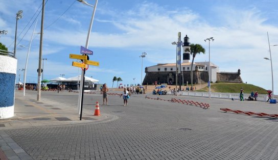 Largo do Farol da Barra tem interdição de trânsito nesta terça-feira; veja opções