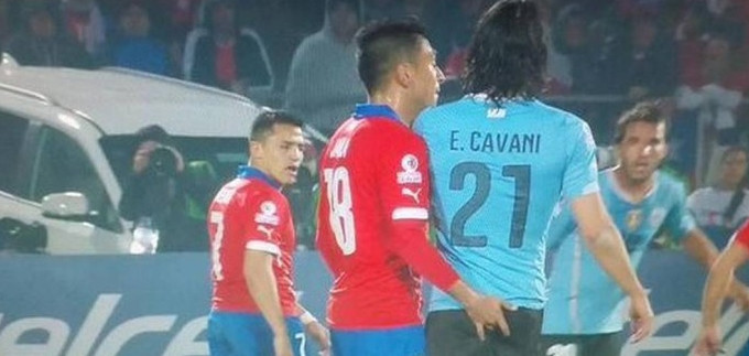 Ato obsceno contra Cavani tira chileno da Copa América