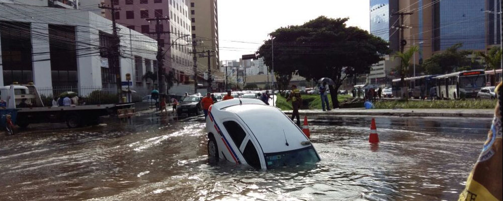 Cratera na Avenida ACM é fechada e Embasa assume prejuízo do táxi