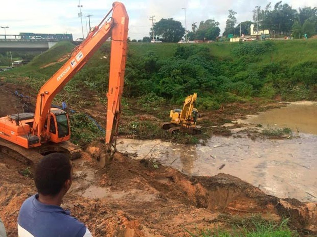 Alagamento de casas é resolvido em Pirajá e dragagem de lagoa é realizada