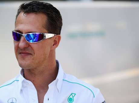 Schumacher consegue ficar sentado e se emociona ao ouvir voz de familiares