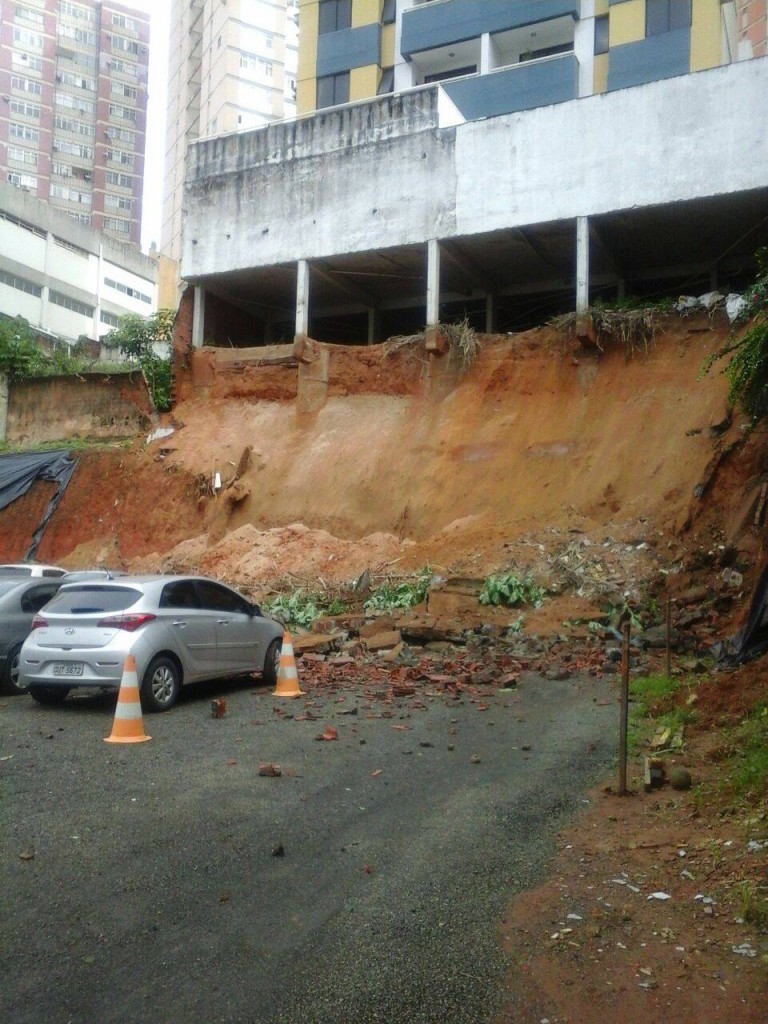 Deslizamento de terra atinge carros e compromete estrutura de prédio no Itaigara