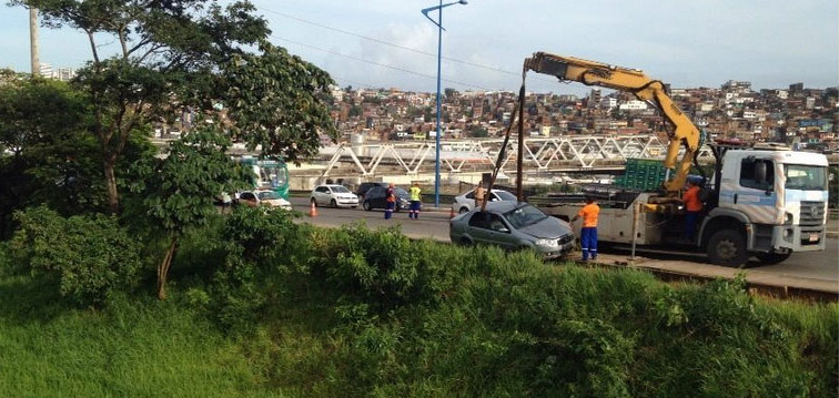 Após colisão lateral, carro cai em ribanceira em ladeira que dá acesso ao Cabula