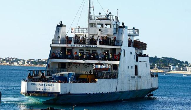 Quatro embarcações operam no sistema ferry boat e movimento é tranquilo