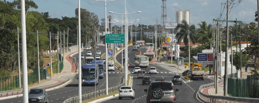 Bandidos fazem seguranças de faculdade reféns e tentam roubar caixa eletrônico em Salvador