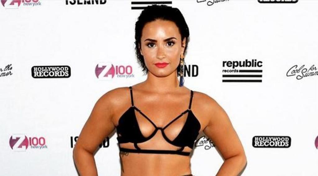 De top recortado, Demi Lovato lança single em festa