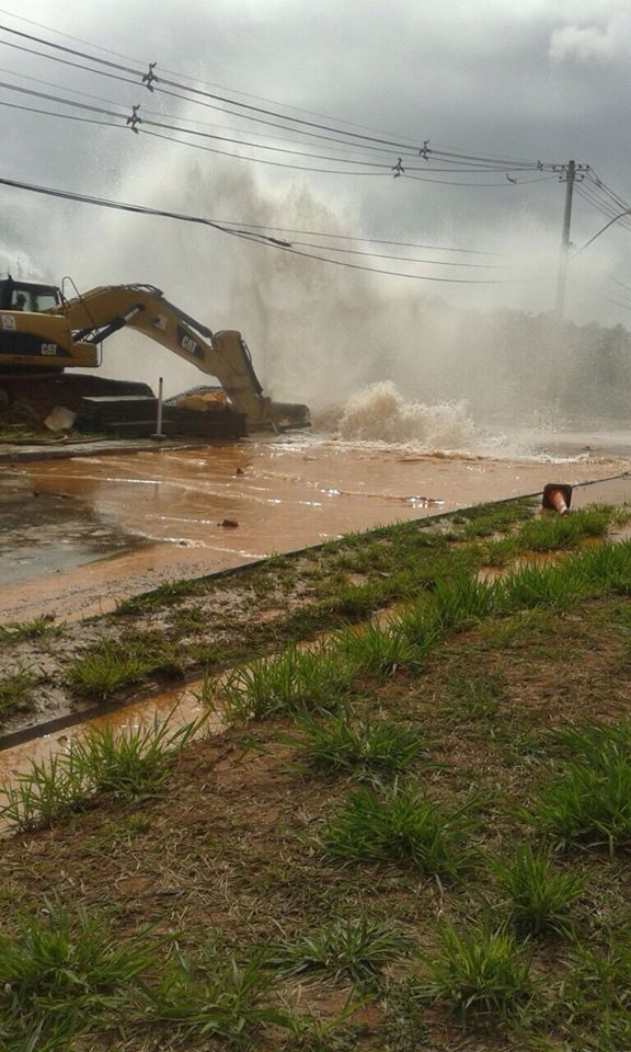 Rompimento de adutora na Paralela deixa o trânsito lento