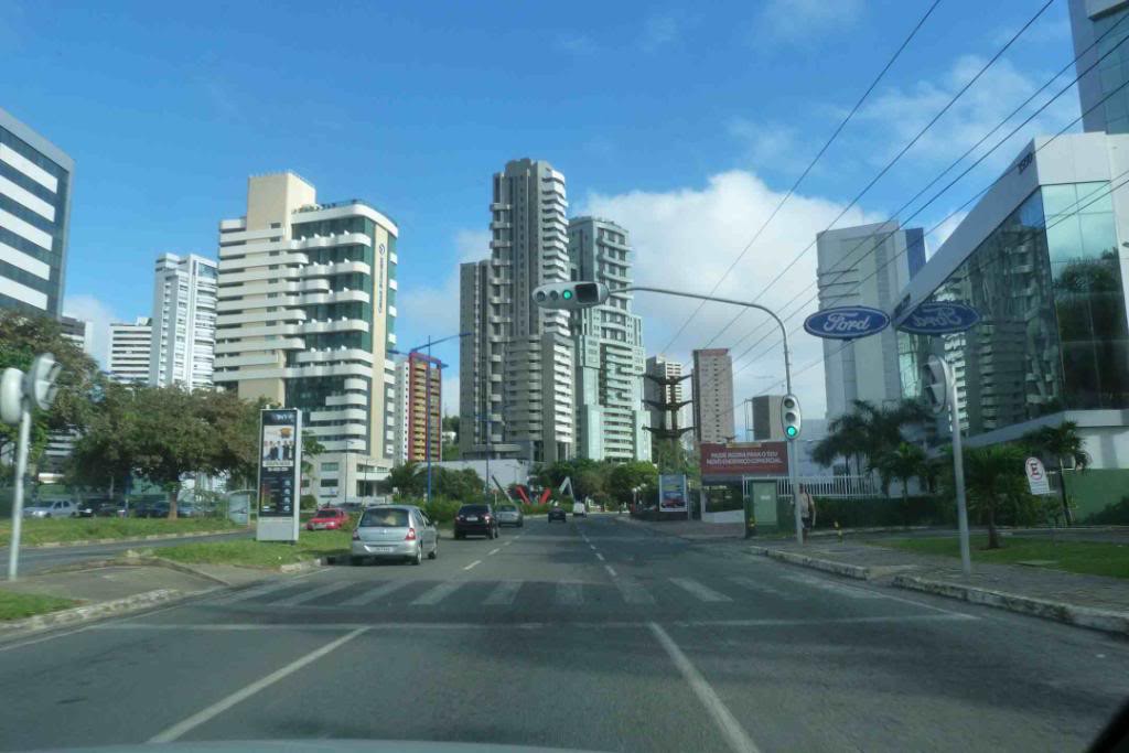 Colisão envolvendo carreta e caminhão deixa um ferido na Magalhães Neto