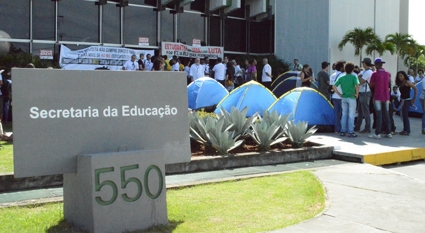 Em greve, professores de universidades estaduais fazem protesto no CAB