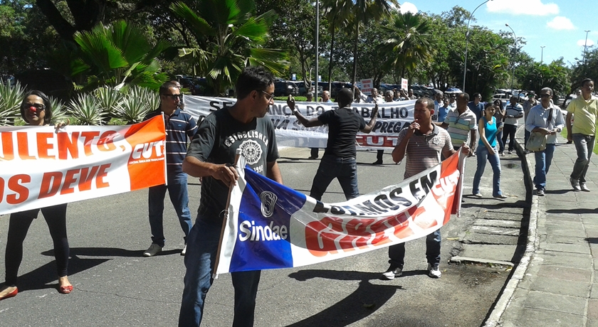 Empregados da CERB em greve, fazem passeata na governadoria