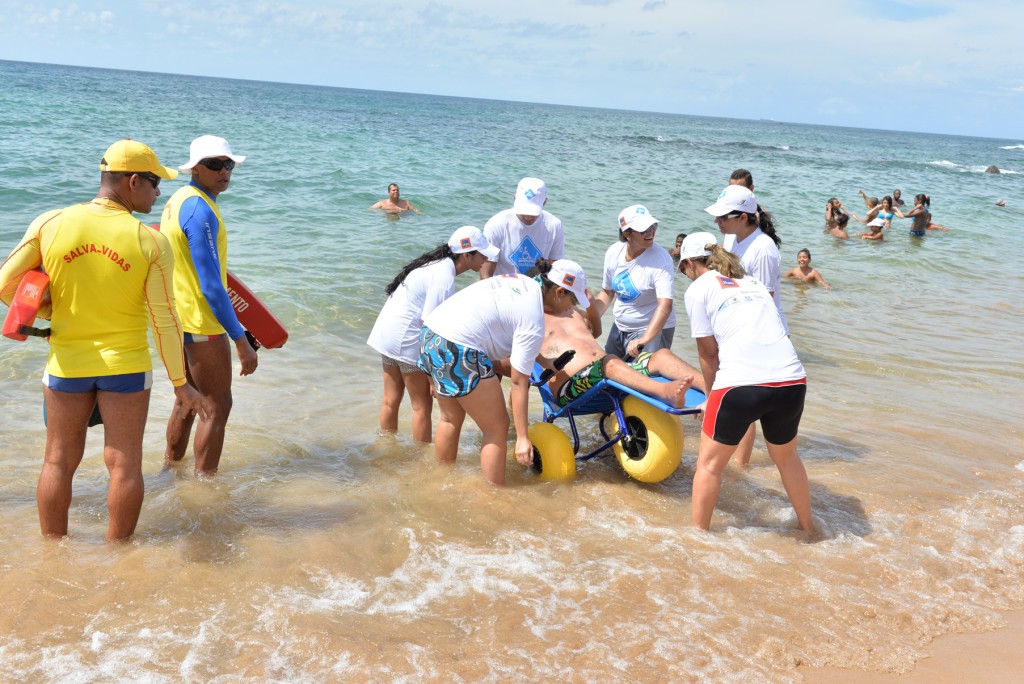 Projeto que oferece banho de mar para pessoas com deficiência acontece neste fim de semana