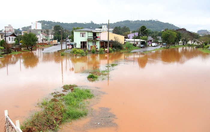 Chuvas afetam 175 cidades na Região Sul e rio em SC ameaça transbordar