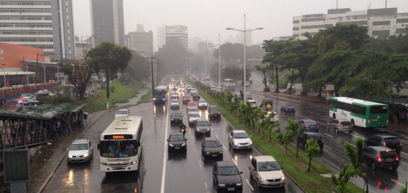 Chuva volta a cair em Salvador e motoristas devem dobrar atenção no trânsito