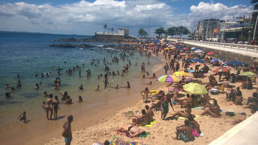 Praia da Barra é uma das opções mais disputadas no primeiro domingo do ano em Salvador