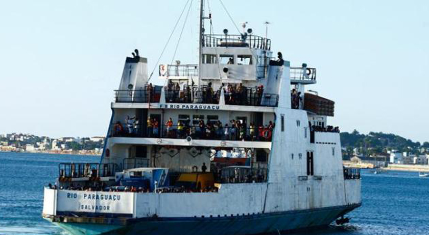 Sistema ferry-boat tem fluxo tranquilo de carros e pedestres neste sábado