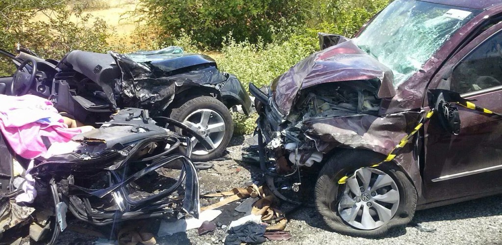 Carro fica sem teto e três pessoas morrem em grave acidente na BR 407 em Juazeiro