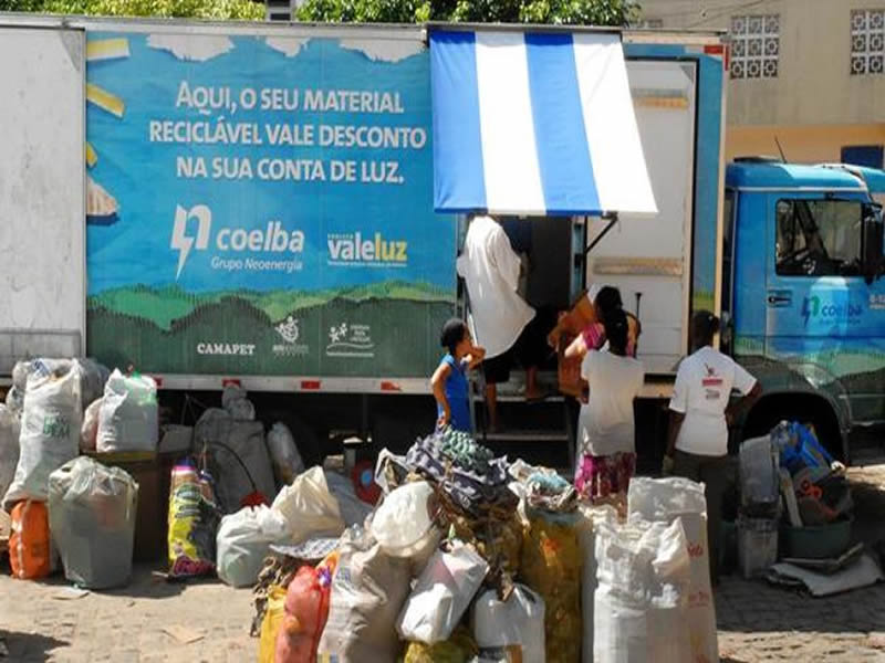 Moradores de 14 bairros de Salvador trocam material reciclável por desconto na conta de energia elétrica