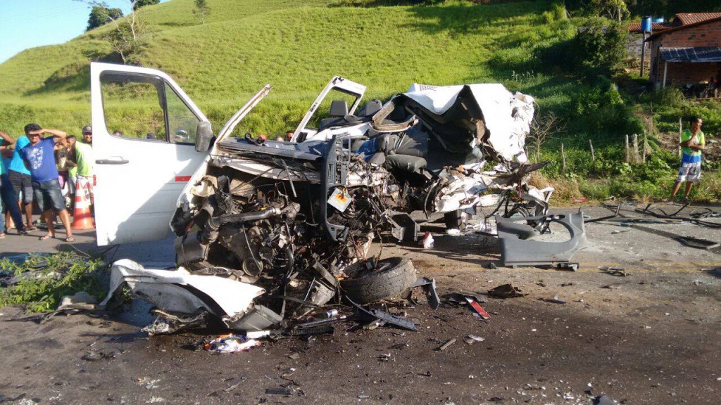 Homem morre e outras duas pessoas ficam feridas em acidente entre Nazaré e SAJ