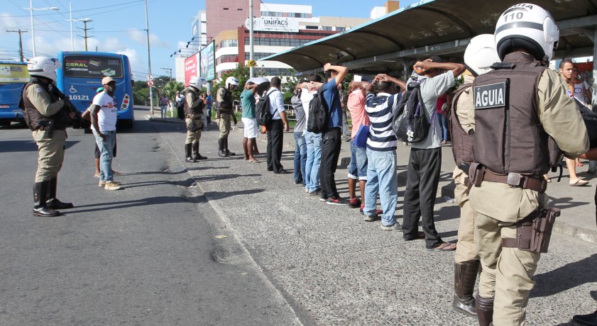 Homem é preso com drogas em ponto de ônibus na Avenida Paralela