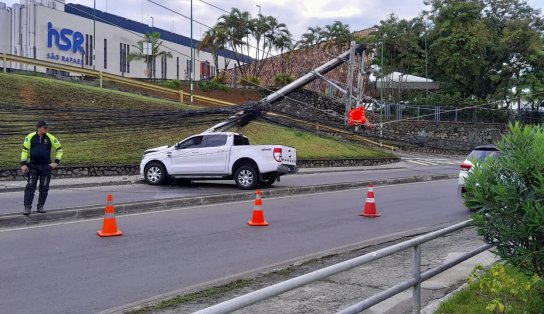 Carro derruba dois postes em São Rafael e afeta trânsito na região