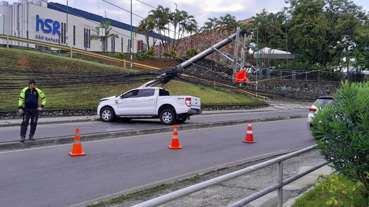 Carro derruba dois postes em São Rafael e afeta trânsito na região