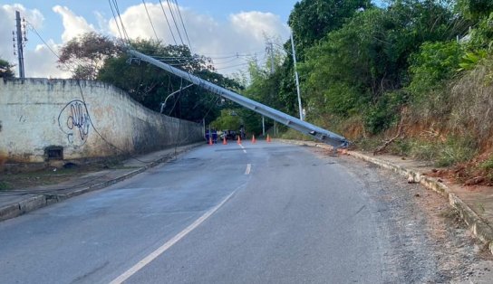 Carro colide com poste e deixa rua interditada em Itapuã