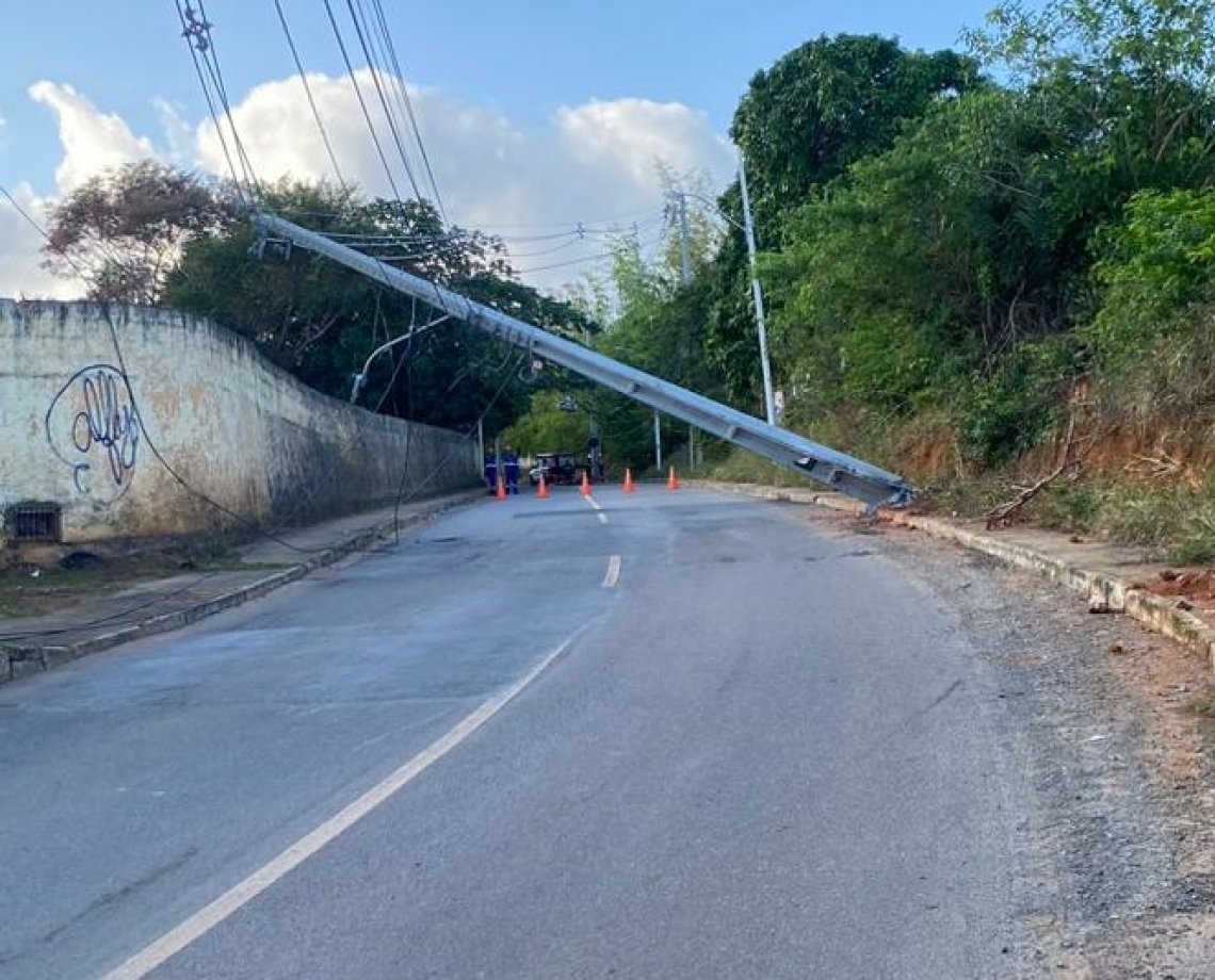 Carro colide com poste e deixa rua interditada em Itapuã