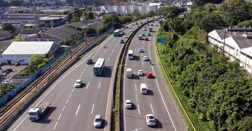 Fluxo de veículos na BR-324 deve aumentar 8% durante o feriado da Proclamação da República 