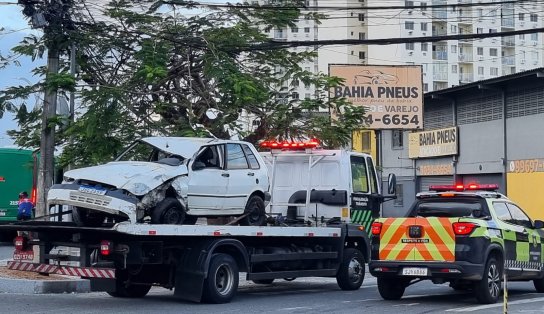 Carro capota após tentar desviar de buraco sem sinalização em Itapuã