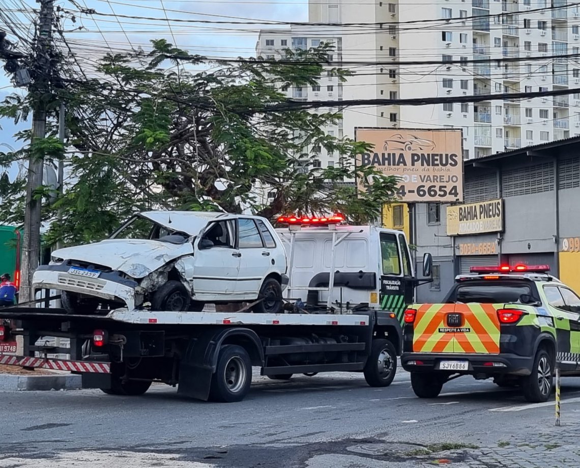 Carro capota após tentar desviar de buraco sem sinalização em Itapuã