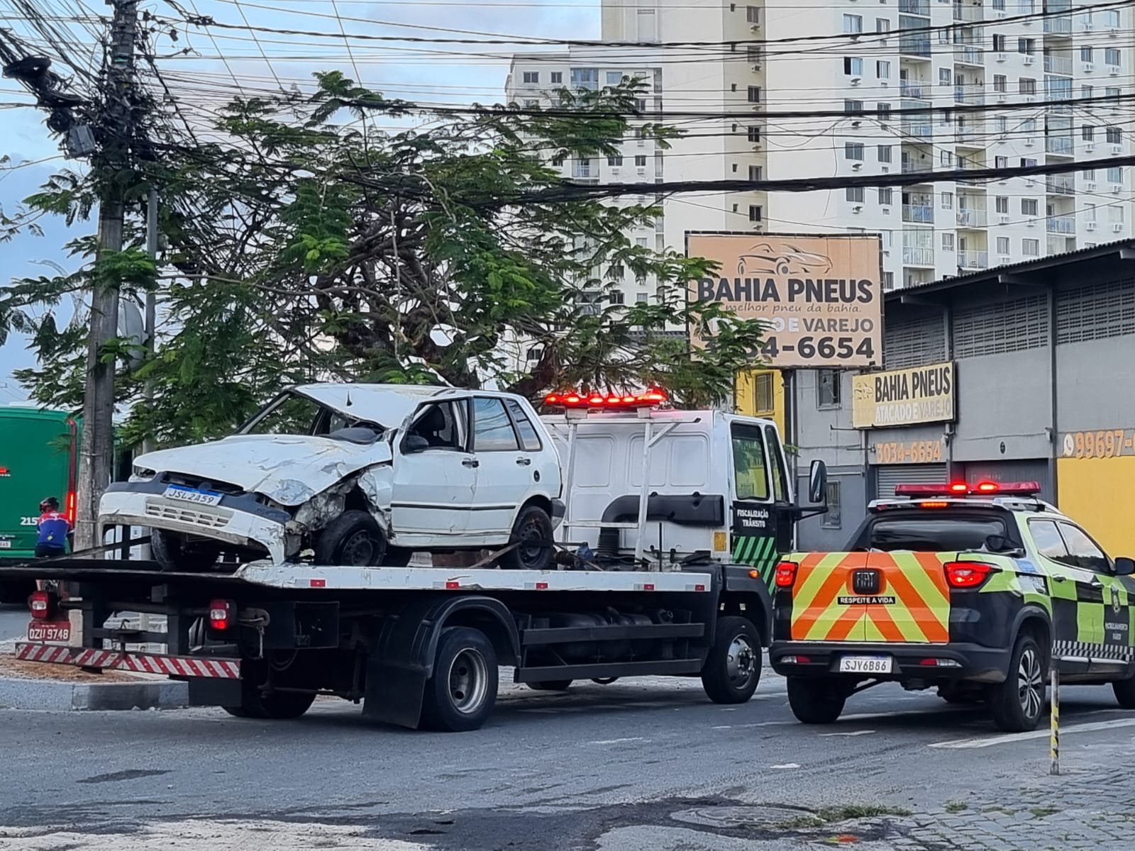 Carro capota após tentar desviar de buraco sem sinalização em Itapuã