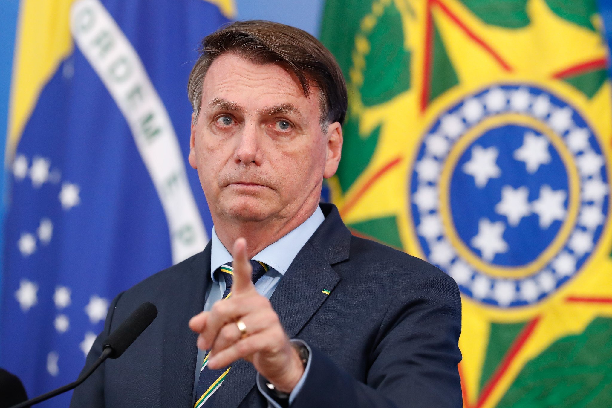 Bolsonaro diz que autor de atentado em Brasília teria 'perturbações na saúde mental' e lamenta ocorrido