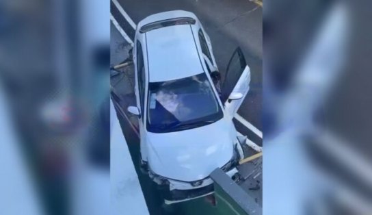 Idosa bate com carro em muro de shopping em Salvador