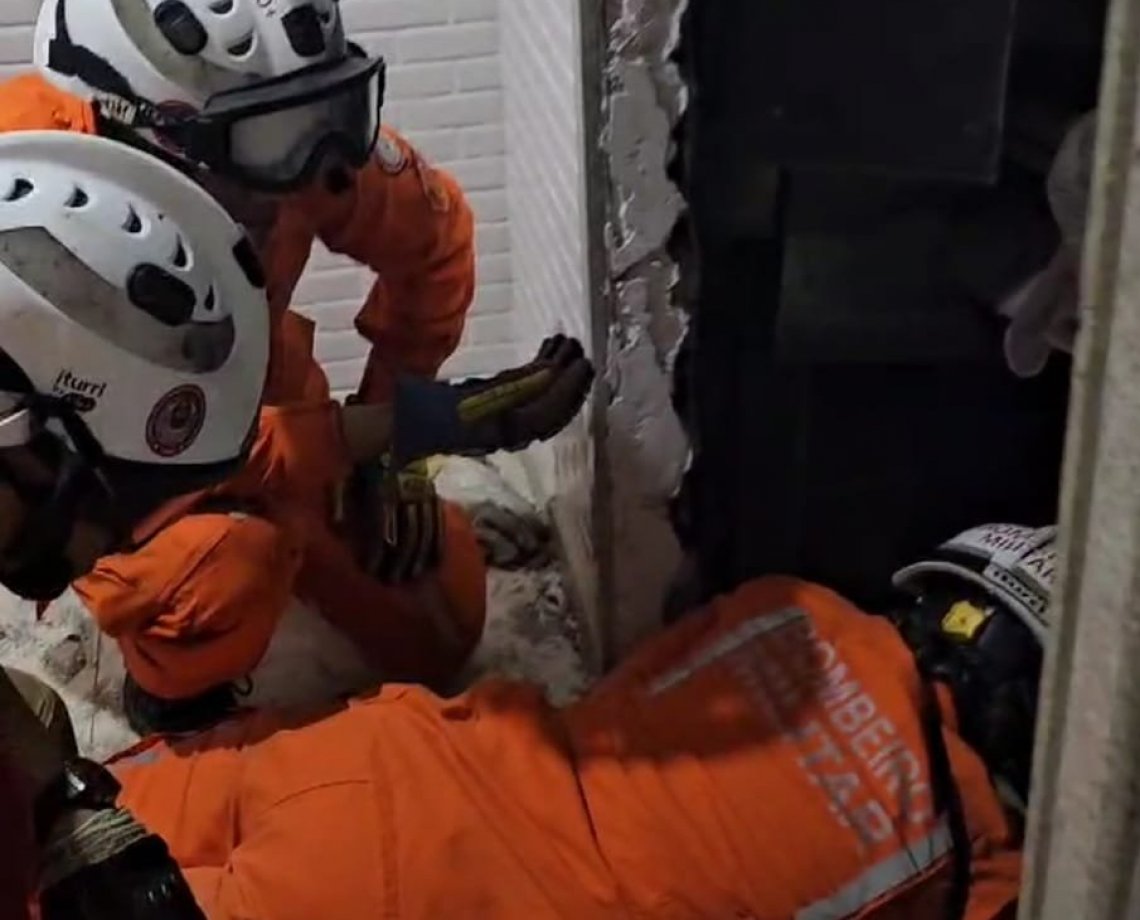 Bombeiros retiram corpos das vítimas de elevador que despencou no Horto Florestal