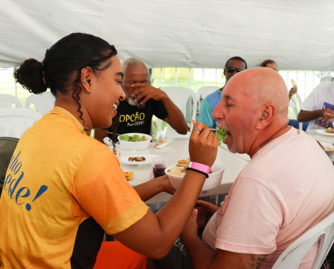 Pessoas em vulnerabilidade social recebem almoço e serviços gratuitos neste fim de semana em Salvador