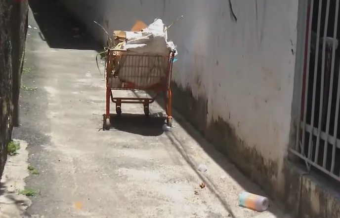 Corpo é encontrado dentro de carrinho de supermercado na avenida Heitor Dias 