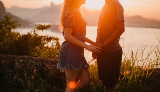 Casais felizes não postam muitas fotos nas redes sociais, indica estudo