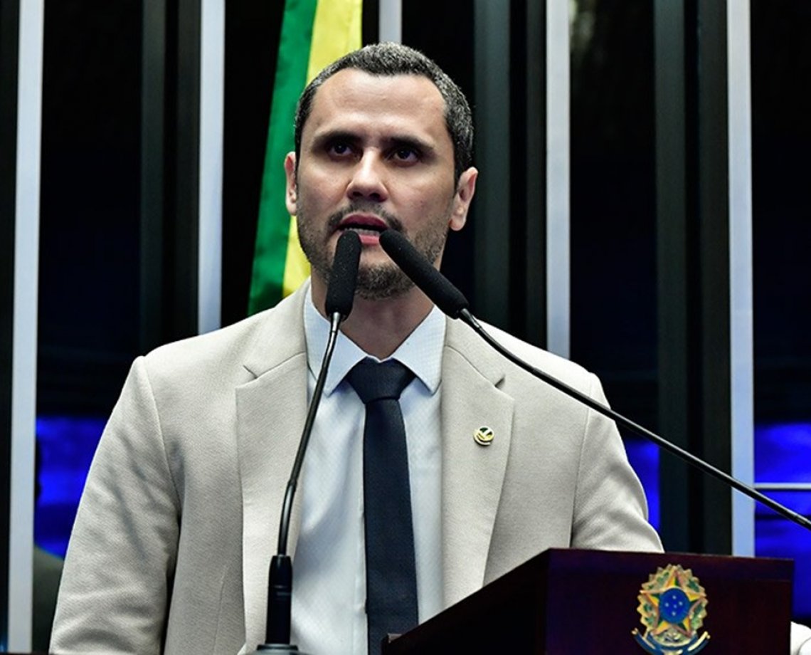 Aliado de Bolsonaro, senador de MG defende fim da escala 6x1: "É desumana"