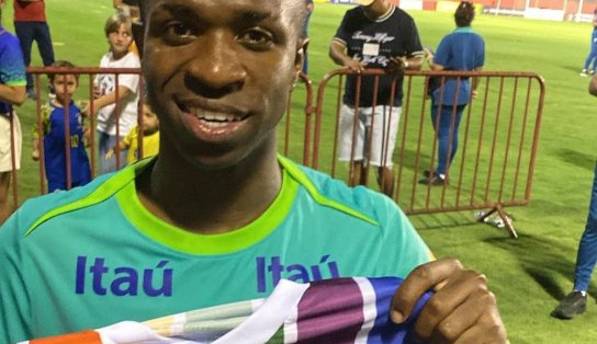 Vini Jr. posa com camisa de torcida LGBT do Bahia no Barradão