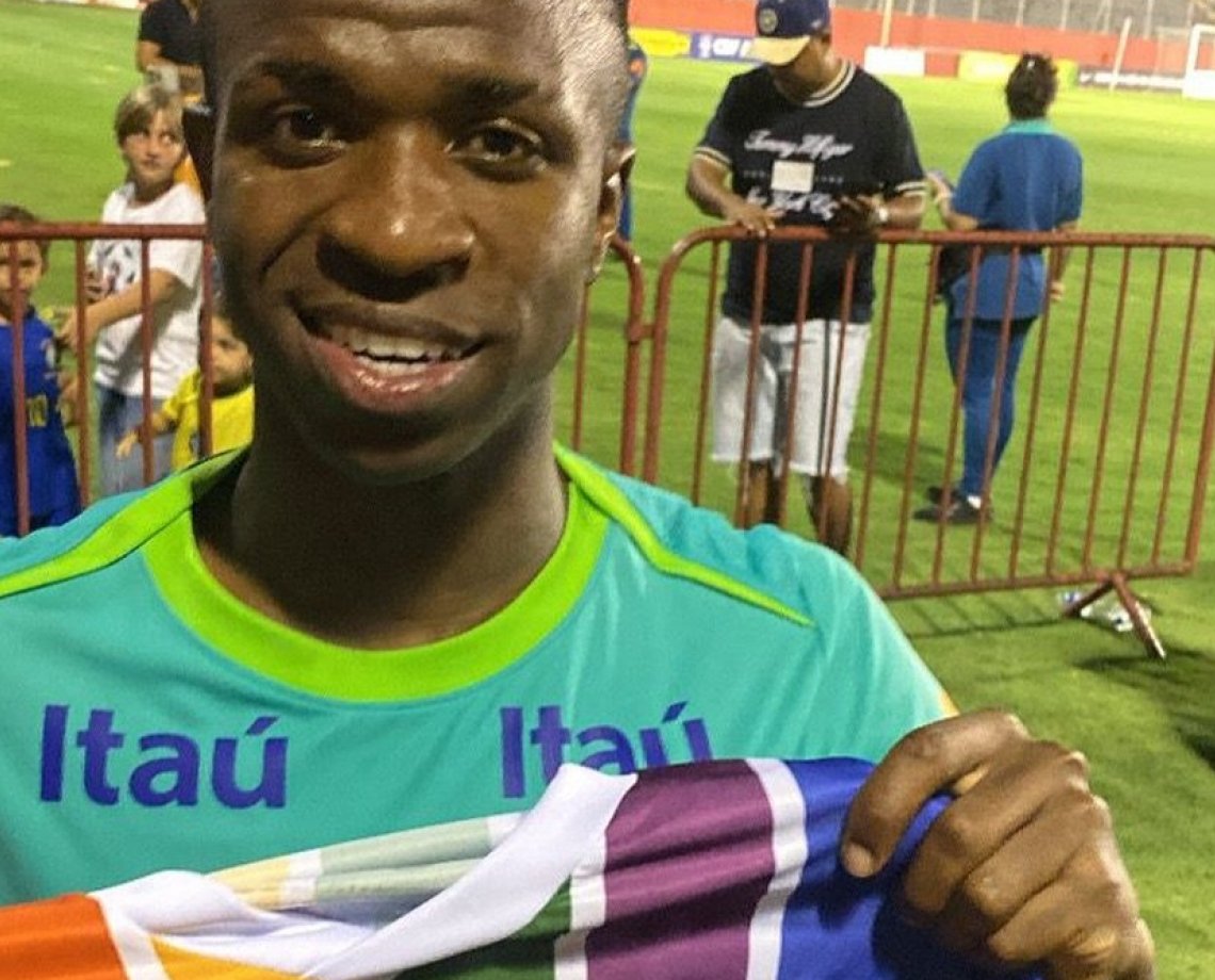 Vini Jr. posa com camisa de torcida LGBT do Bahia no Barradão