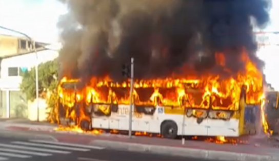 Ônibus pega fogo na Suburbana após pane elétrica; veja