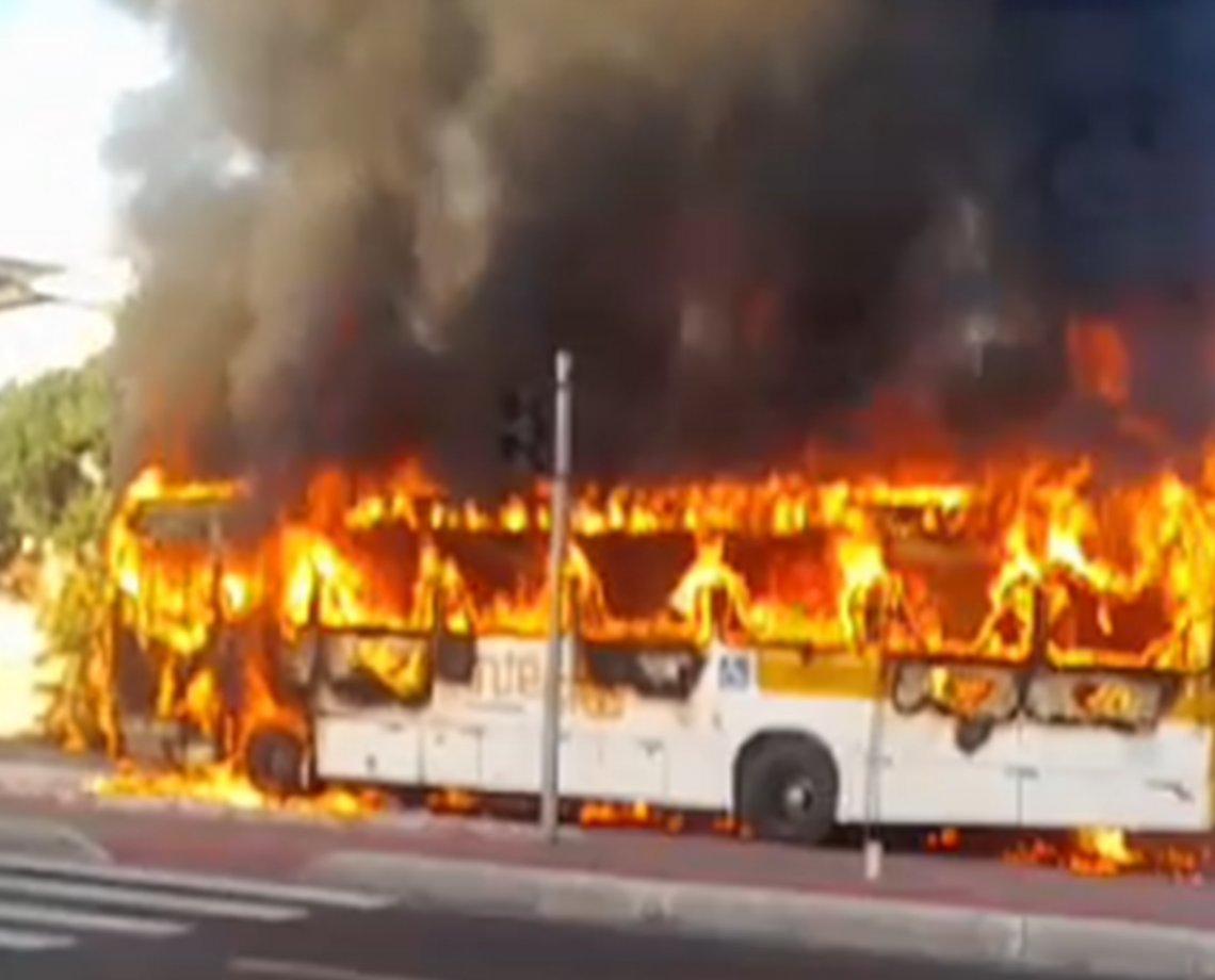 Ônibus pega fogo na Suburbana após pane elétrica; veja