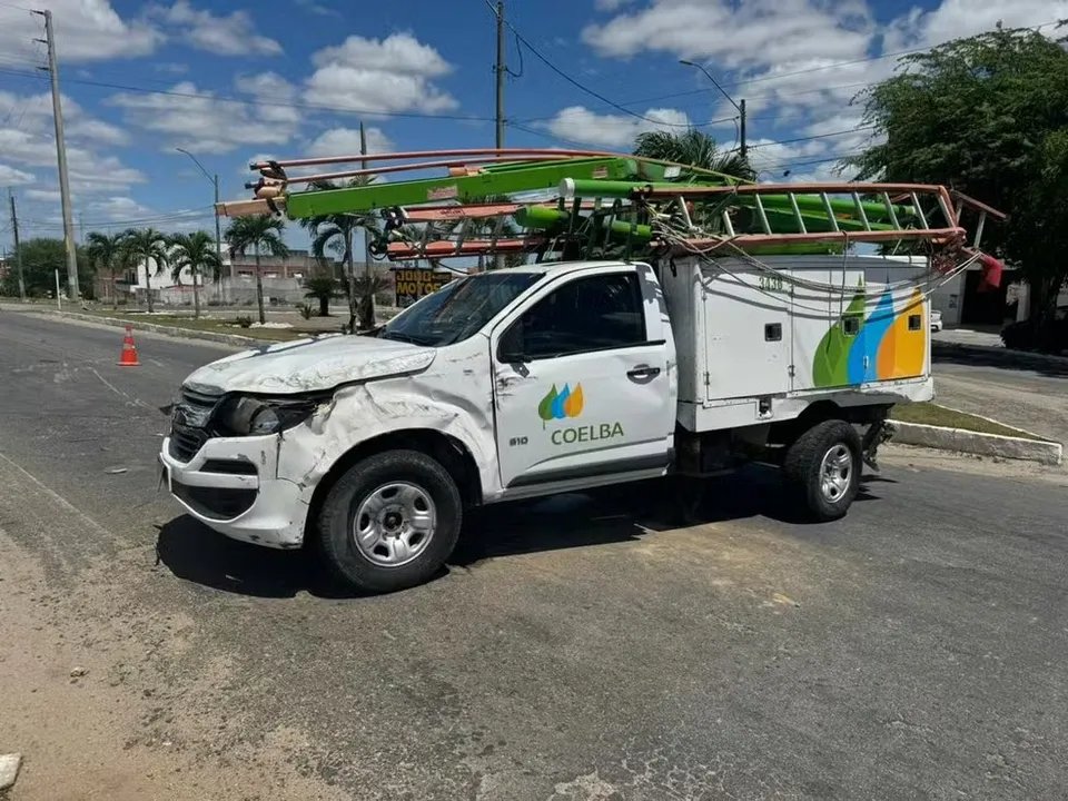 Caminhonete da Coelba capota com dois funcionários no interior da Bahia