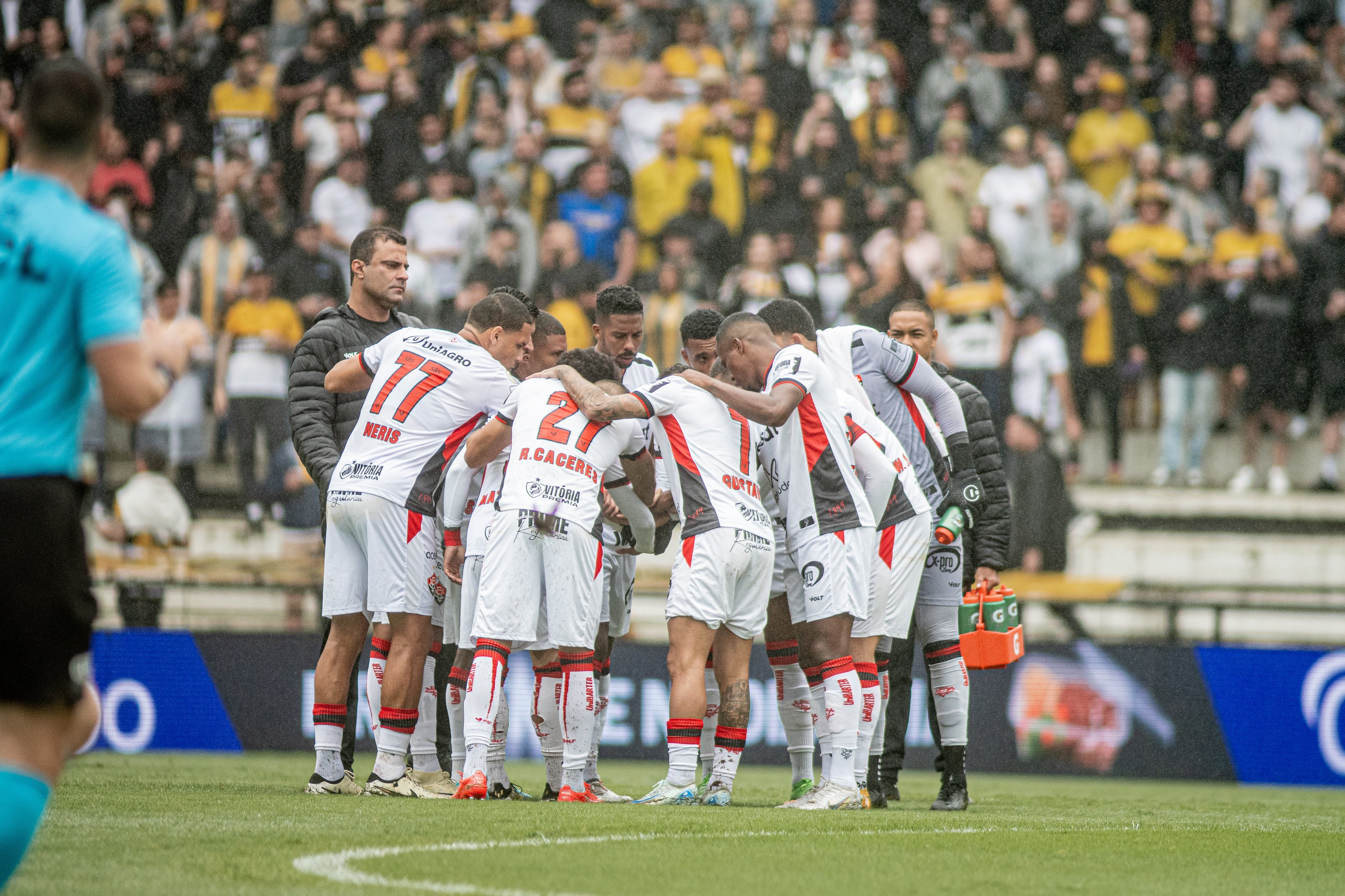 Vitória vence Criciúma fora de casa e se afasta da zona de rebaixamento