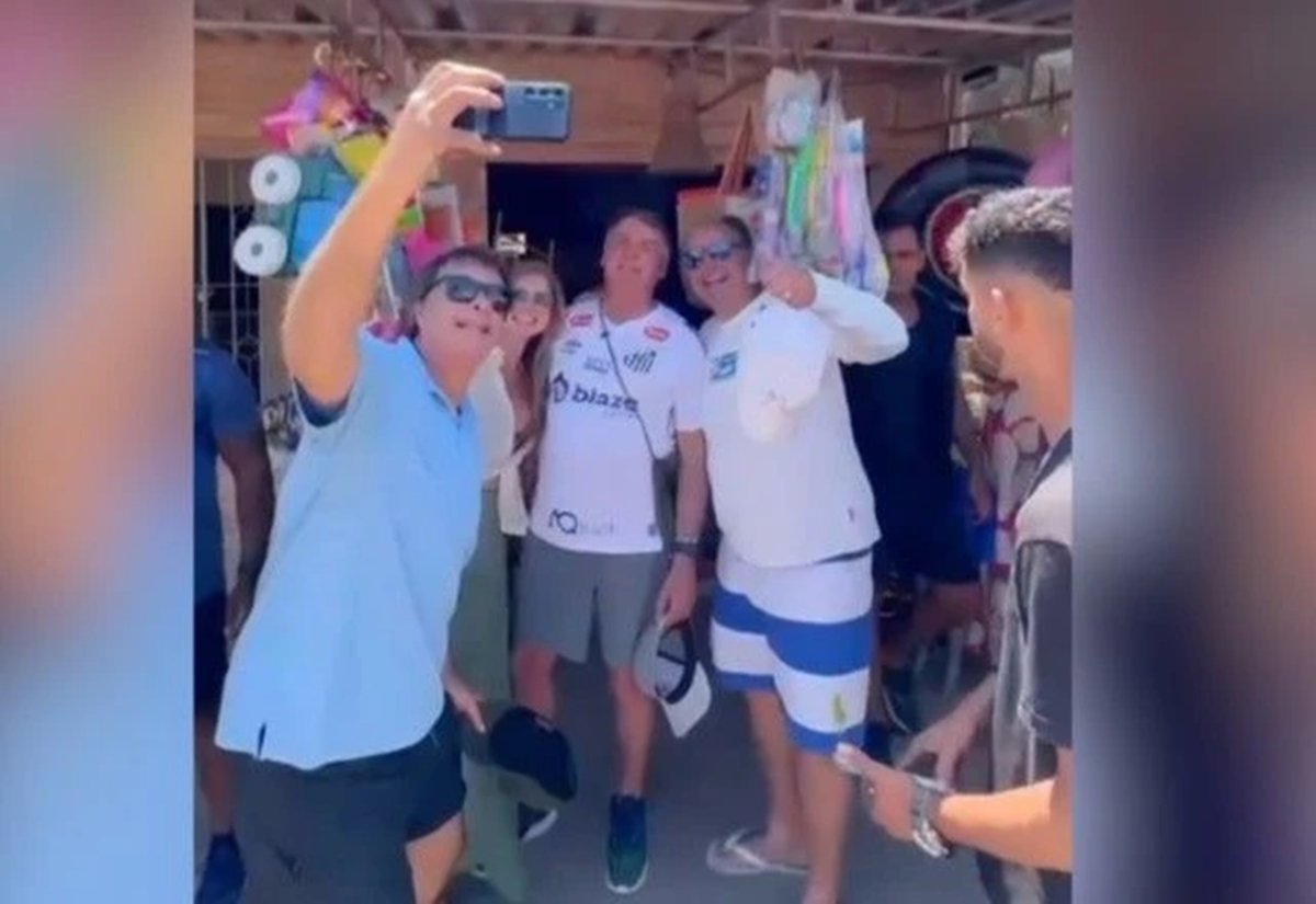 Bolsonaro vai à praia e tira foto com apoiadores um dia após operação da PF contra plano de golpe