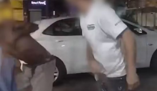 Homem branco paga R$ 10 para chicotear homem negro com cinto; vídeo