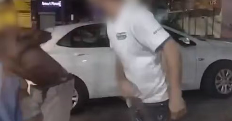 Homem branco paga R$ 10 para chicotear homem negro com cinto; vídeo