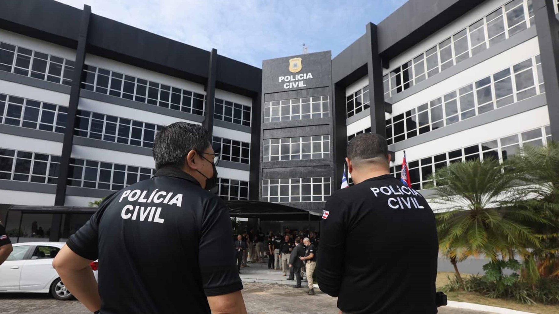 Suspeito de matar ex-companheira se entrega à polícia; criança de 8 anos presenciou o crime