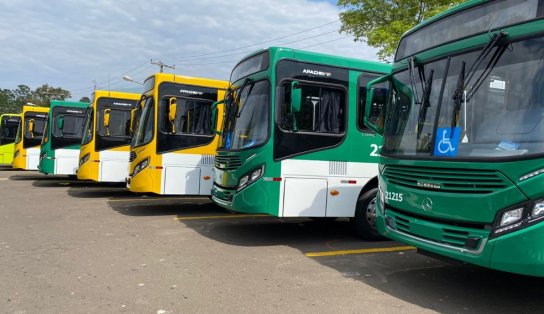 Colisão entre dois ônibus dá susto em passageiros na ladeira Rodrigues de Menezes